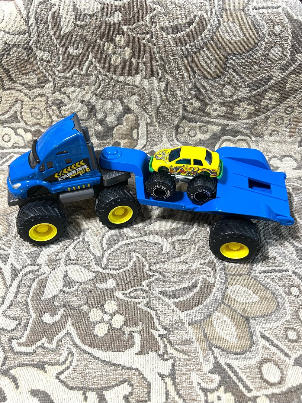 Maisto Builder Zone Construction Blue Carrier / Hauler Truck Friction Motor